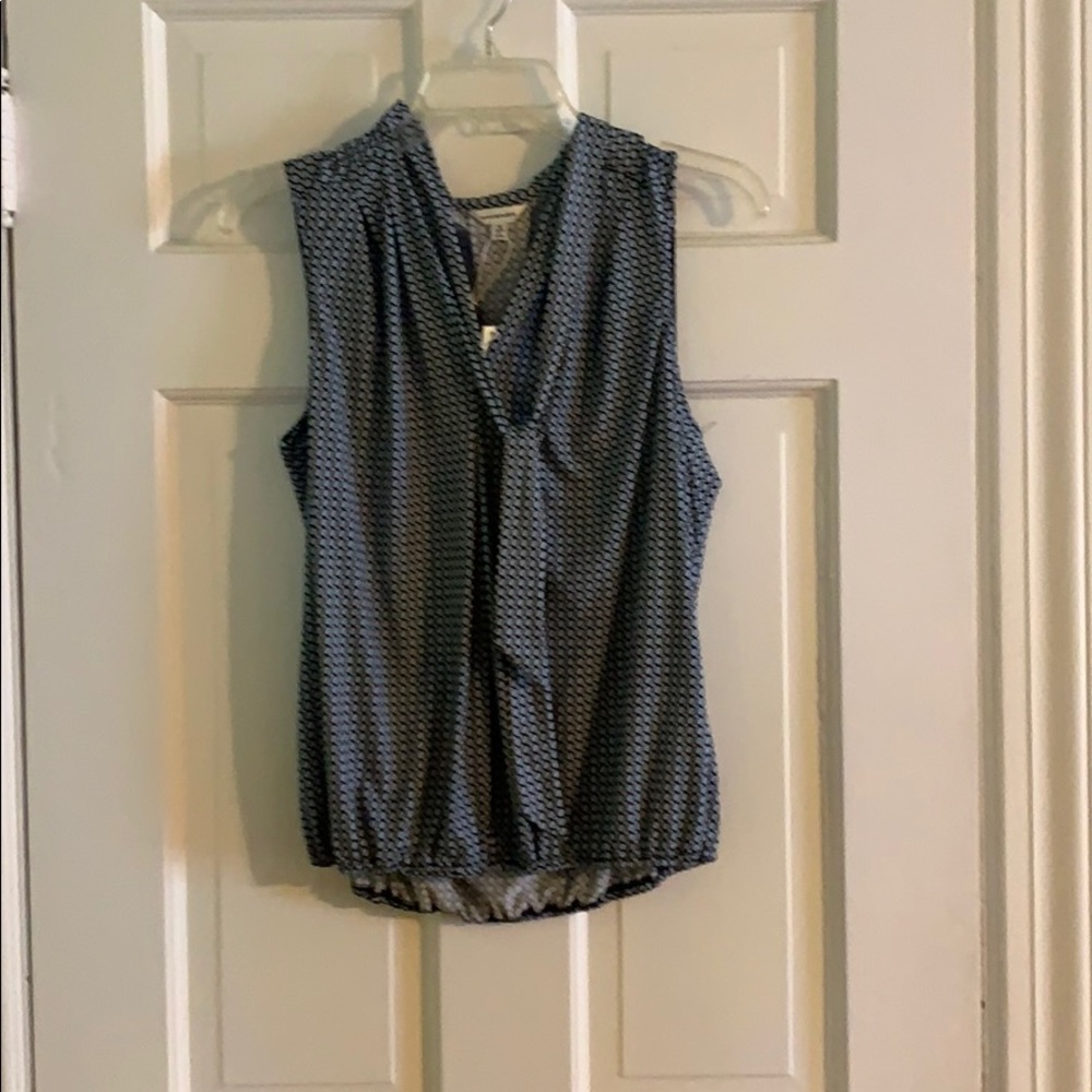 Sleeveless Max Studio shirt